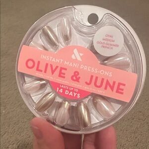 Olive & June Medium Oval Gold Glimmer French Press-On Nails